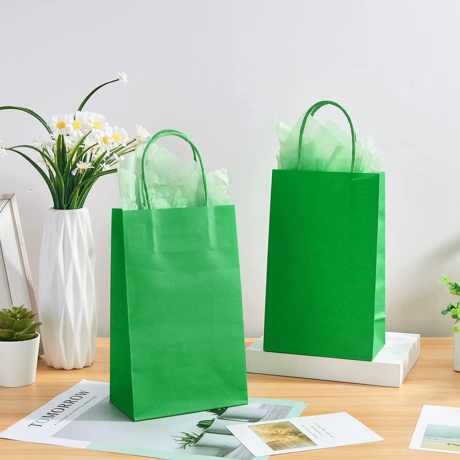 DjinnGlory 100 Pack Small-Sized 9''x5.5''x3.15'' Green Paper Gift Bags with Handles Bulk for Boutiques, Party Favors Goodies, Christmas, St. Patrick's Holiday (Solid Green)