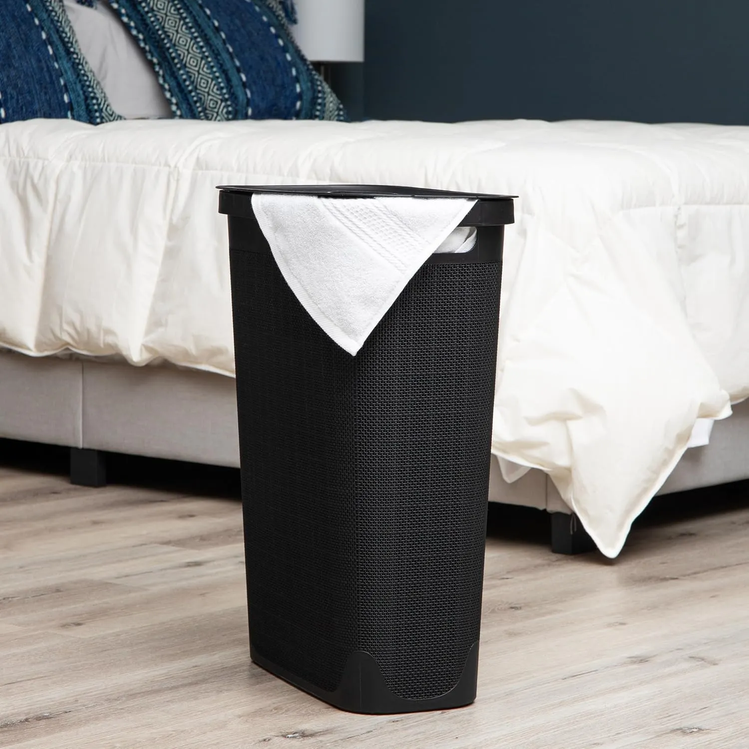 Mind Reader 40L Slim Laundry Hamper, Clothes Basket, Lid, Linen Design, Plastic, 18.5”L x 10.75”W x 23.5”H, Black