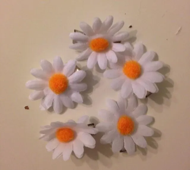 White Daisy Hair Clips 5 Pcs Flower Barrettes Daisies Hair Pins Boho Hair Accessories Flower Child Festival Fox White With Yellow Center Or Dark Hot Pink Silk Flowers